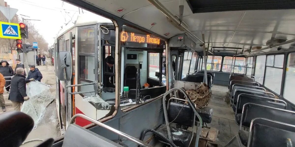Ночью в Новосибирске трамвай протаранил троллейбус: пострадали три женщины