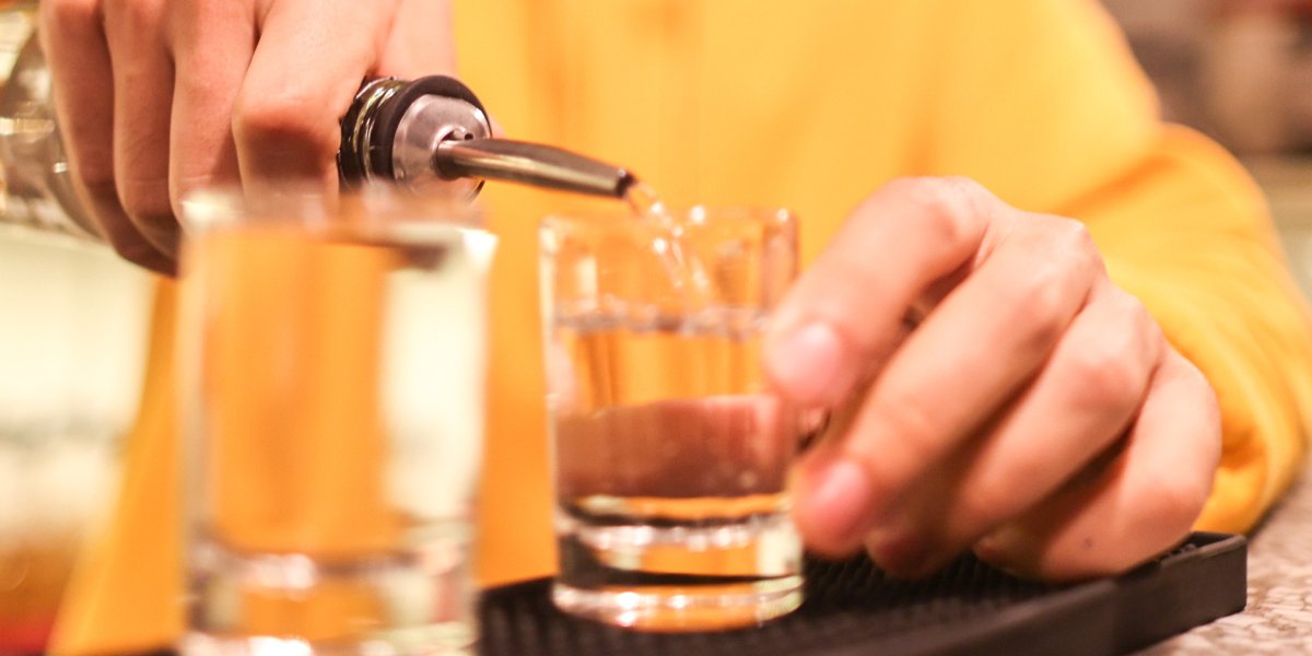 Трезвый тренд или дороговизна: почему россияне стали покупать меньше алкоголя Трезвый тренд или дороговизна: почему россияне стали покупать меньше алкоголя