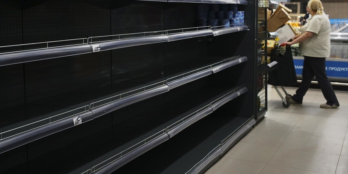 Полки худеют: россияне все чаще не находят на магазинных прилавках привычных продуктов Полки худеют: россияне все чаще не находят на магазинных прилавках привычных продуктов